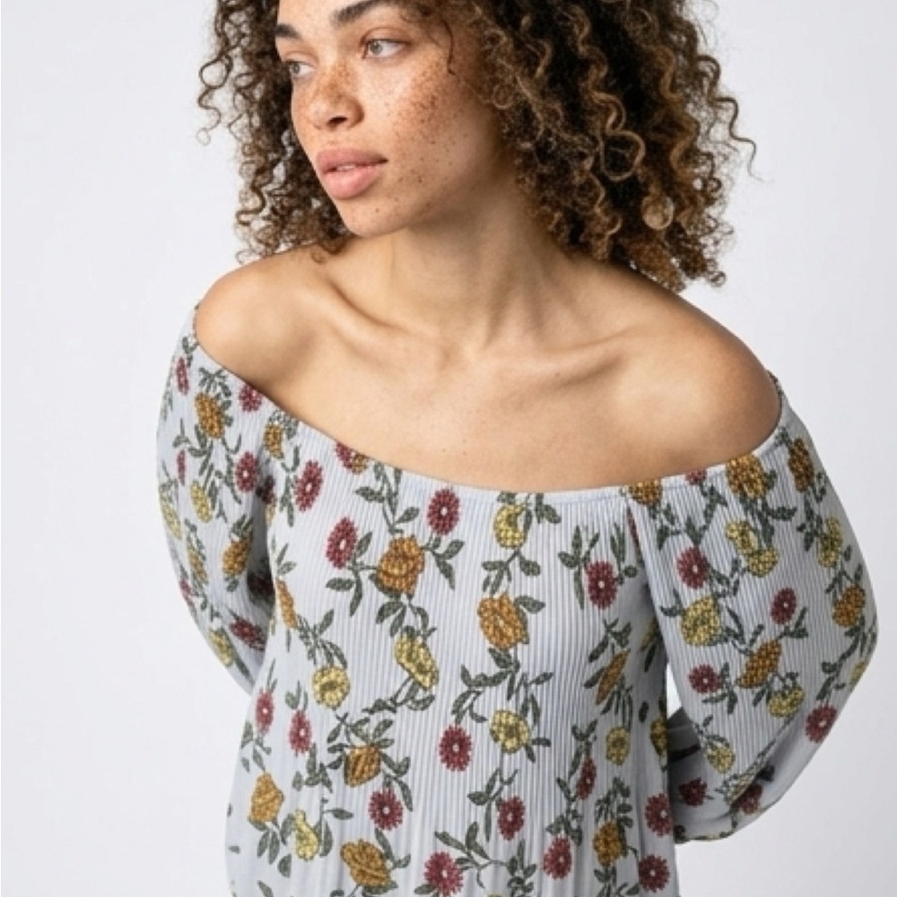 Elegant Floral Off-Shoulder Blouse - Picture 5 of 7
